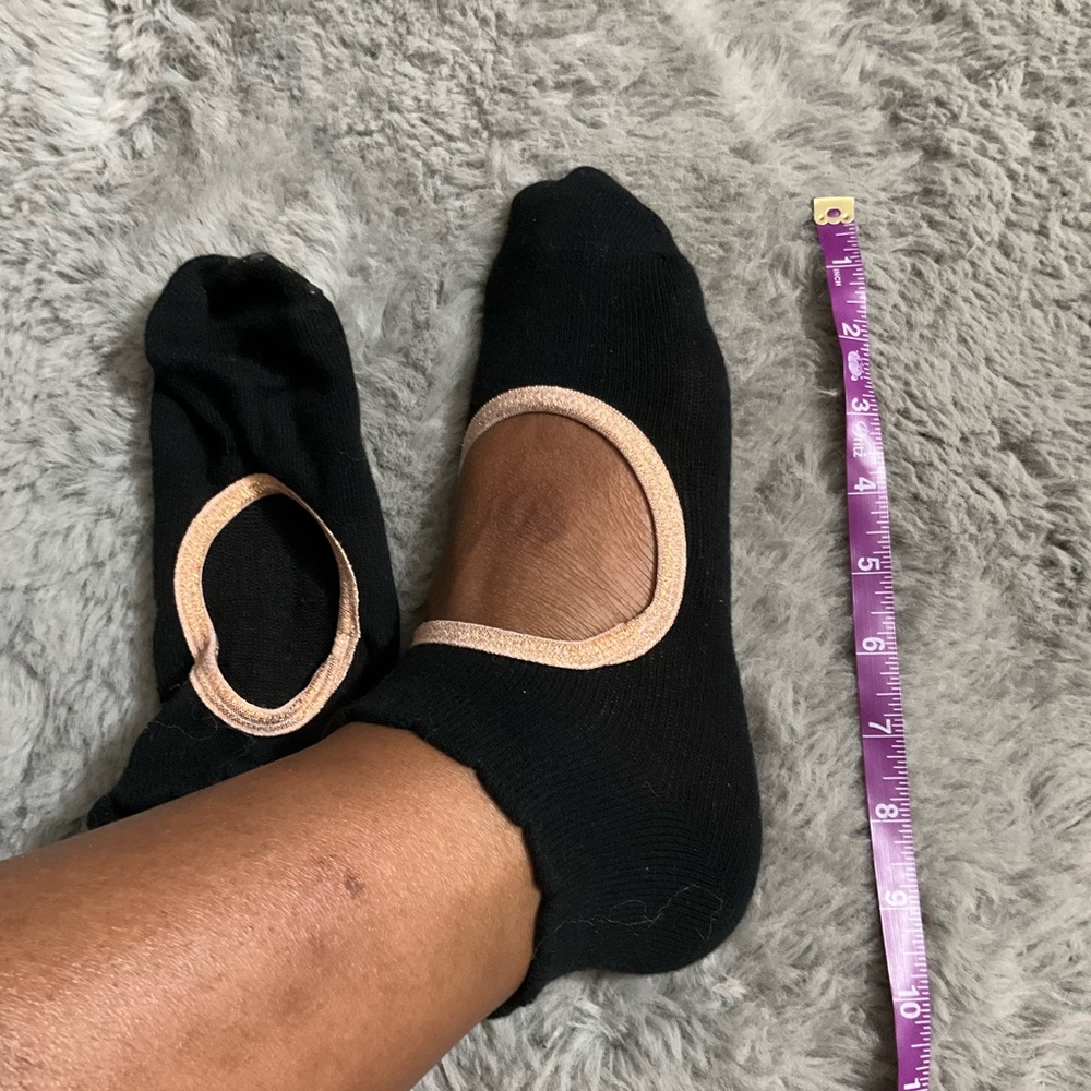 No-Show Grippy Socks with Nude Trim - Black